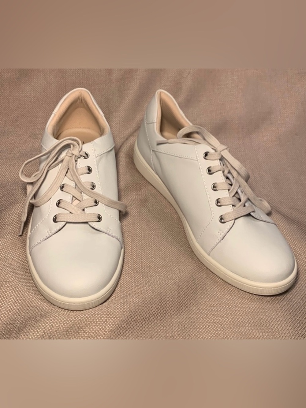 Trotters Adore Leather Comfort Sneaker